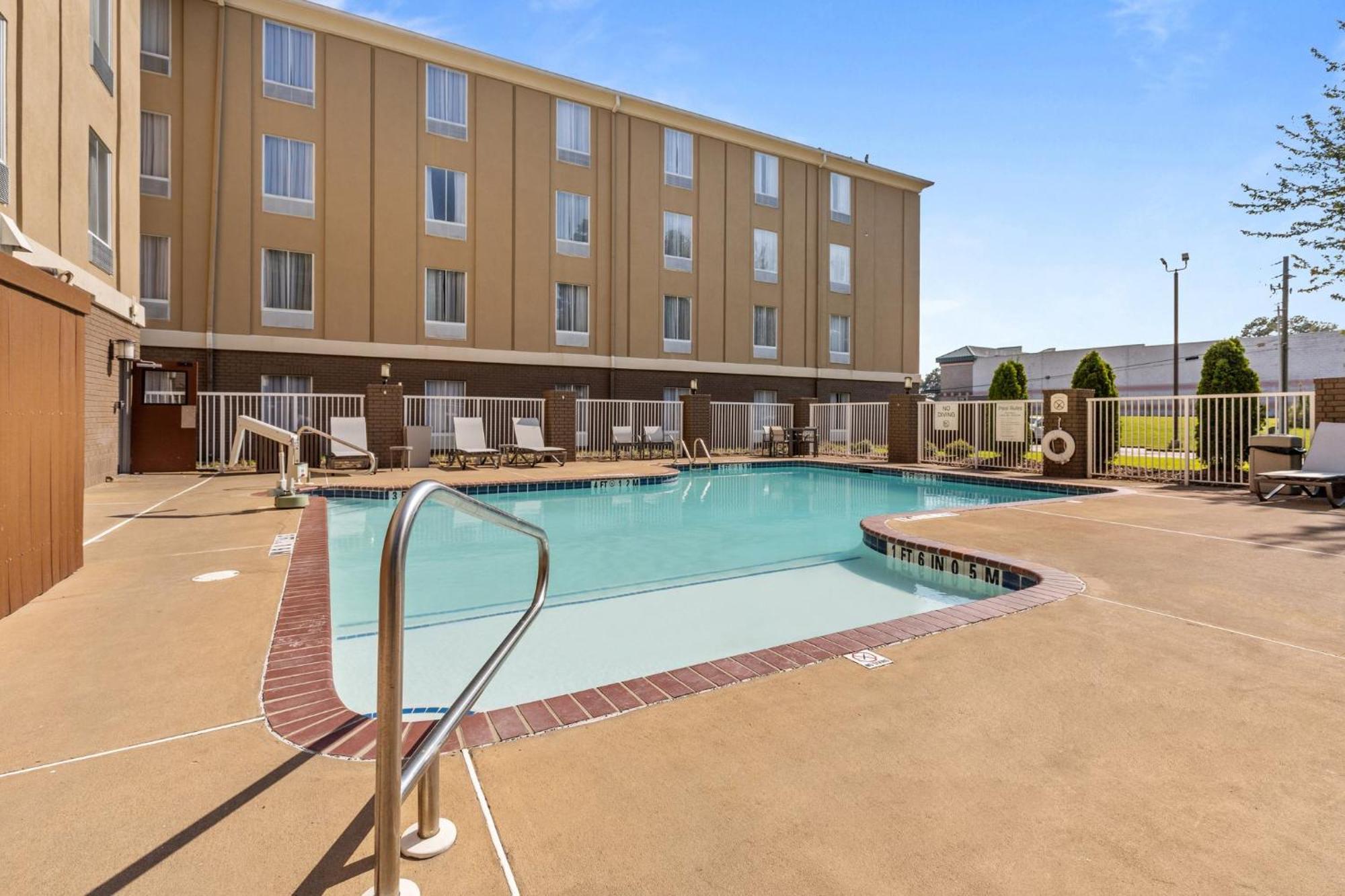 Holiday Inn Express Hotel & Suites Starkville, An Ihg Hotel Экстерьер фото